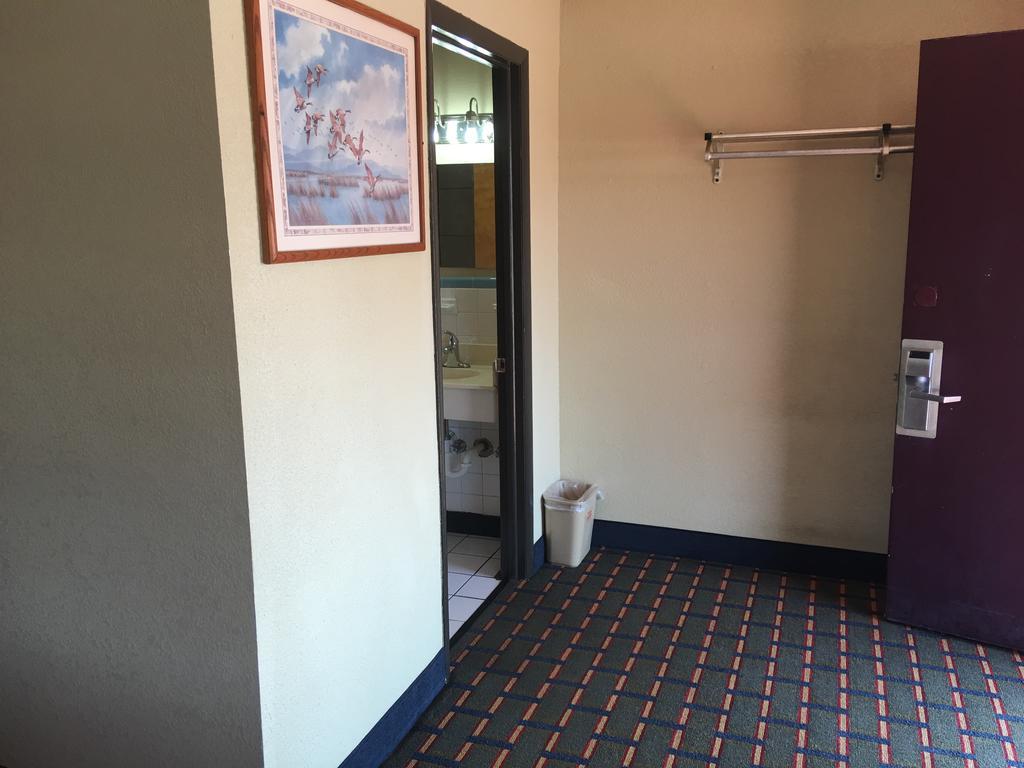 Best Value Inn Motel Sandusky Марианна Екстериор снимка