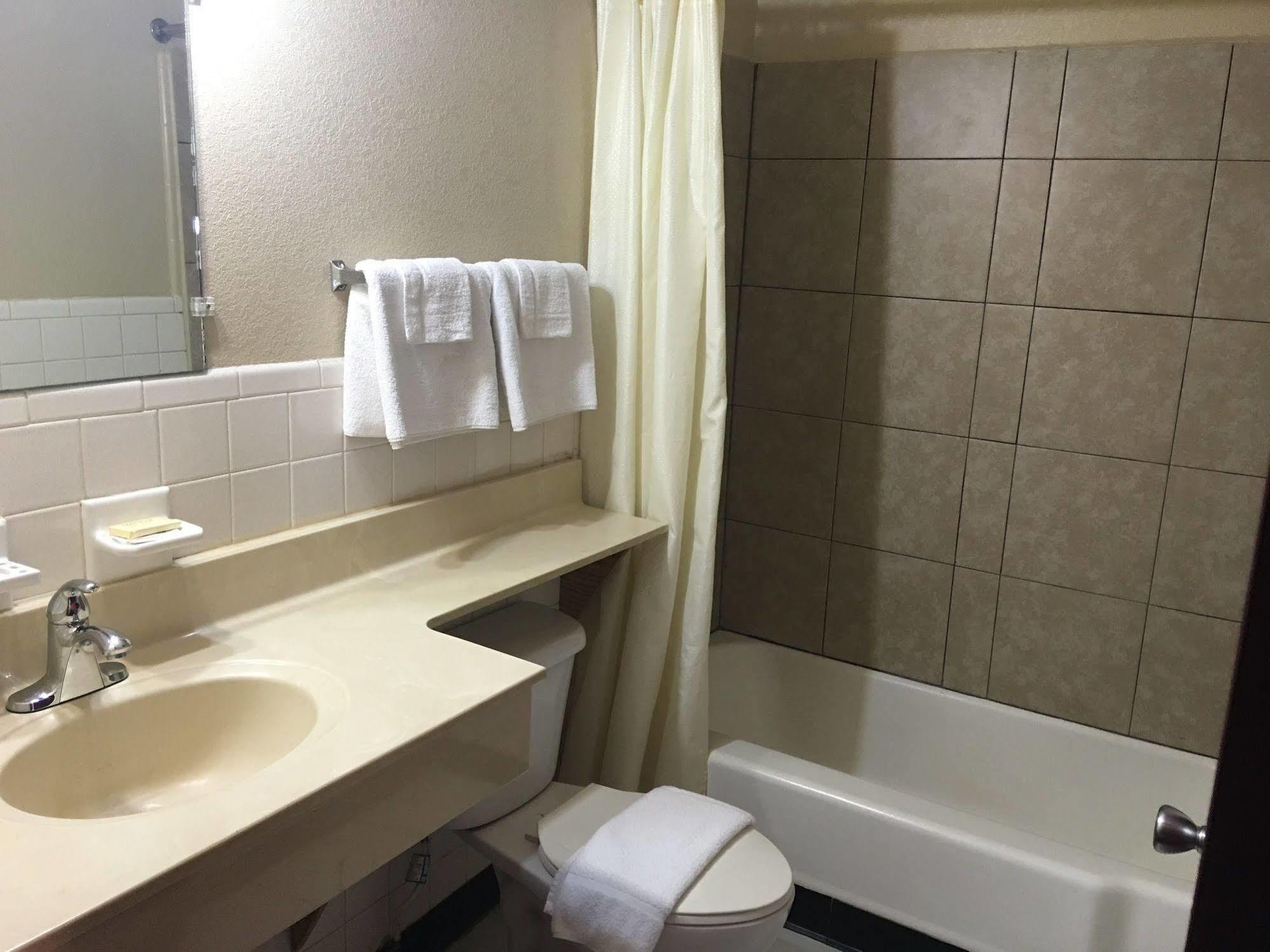 Best Value Inn Motel Sandusky Марианна Екстериор снимка